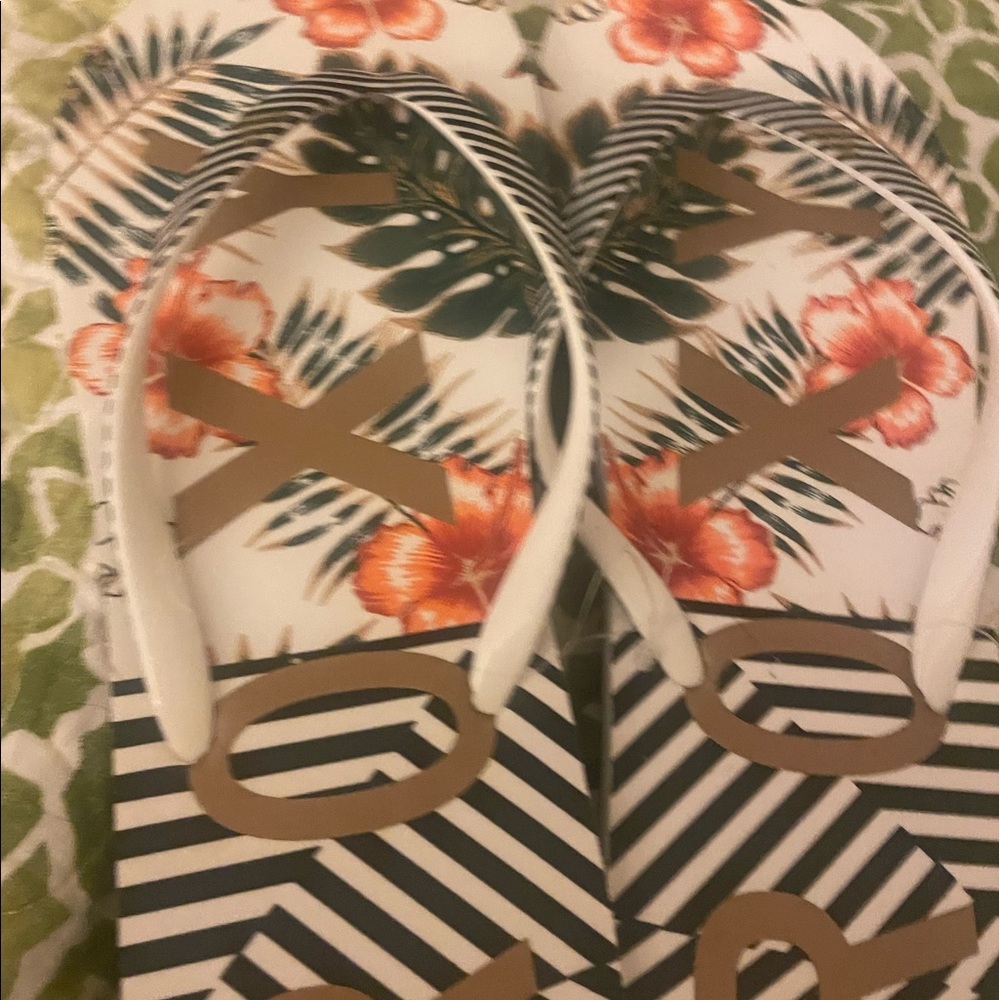 NWT Roxy flip flops size 9